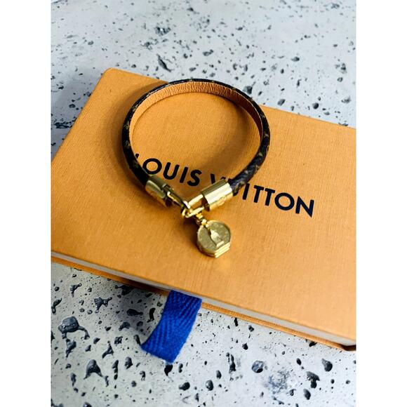 Louis Vuitton Tribute Bracelet BC LV TRIBUTE MNG 19) - Picture 1 of 4